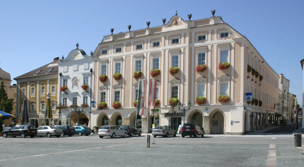 Historische Häuserzeile am Hauptplatz in Enns, fotografiert 2006