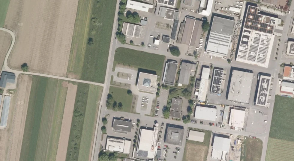 Amtliches Luftbild des Standorts Runastraße 90 in Feldkirch-Gisingen, Befliegung 2025